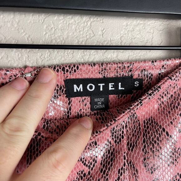 Motel Rocks WREN MINI SKIRT IN PU SNAKE PINK Size Small - Picture 5 of 9